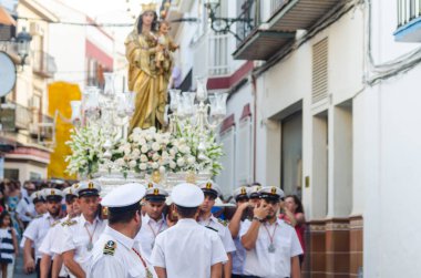 Nerja, İspanya - İspanya Kutsal şekilde aktarma Katolik töreni kutlaması katılan 16 Temmuz 2018 insanlar. 'Virgen del Carmen' azizi ve balıkçılar ve denizcilerin koruyucusu olduğunu
