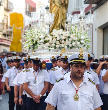 Nerja, İspanya - İspanya Kutsal şekilde aktarma Katolik töreni kutlaması katılan 16 Temmuz 2018 insanlar. 'Virgen del Carmen' azizi ve balıkçılar ve denizcilerin koruyucusu olduğunu