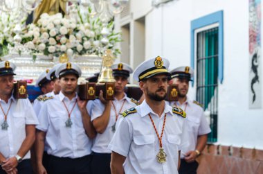 Nerja, İspanya - İspanya Kutsal şekilde aktarma Katolik töreni kutlaması katılan 16 Temmuz 2018 insanlar. 'Virgen del Carmen' azizi ve balıkçılar ve denizcilerin koruyucusu olduğunu