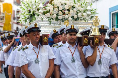 Nerja, İspanya - İspanya Kutsal şekilde aktarma Katolik töreni kutlaması katılan 16 Temmuz 2018 insanlar. 'Virgen del Carmen' azizi ve balıkçılar ve denizcilerin koruyucusu olduğunu
