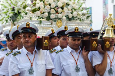 Nerja, İspanya - İspanya Kutsal şekilde aktarma Katolik töreni kutlaması katılan 16 Temmuz 2018 insanlar. 'Virgen del Carmen' azizi ve balıkçılar ve denizcilerin koruyucusu olduğunu