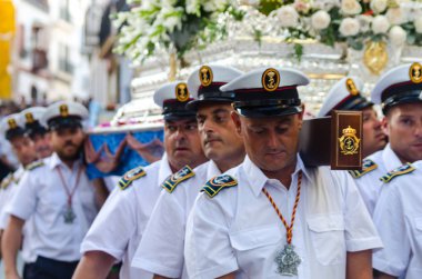 Nerja, İspanya - İspanya Kutsal şekilde aktarma Katolik töreni kutlaması katılan 16 Temmuz 2018 insanlar. 'Virgen del Carmen' azizi ve balıkçılar ve denizcilerin koruyucusu olduğunu