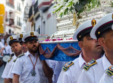 Nerja, İspanya - İspanya Kutsal şekilde aktarma Katolik töreni kutlaması katılan 16 Temmuz 2018 insanlar. 'Virgen del Carmen' azizi ve balıkçılar ve denizcilerin koruyucusu olduğunu
