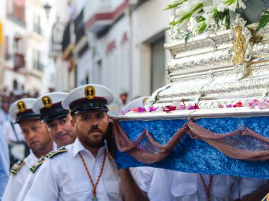 Nerja, İspanya - İspanya Kutsal şekilde aktarma Katolik töreni kutlaması katılan 16 Temmuz 2018 insanlar. 'Virgen del Carmen' azizi ve balıkçılar ve denizcilerin koruyucusu olduğunu
