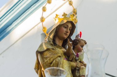 Nerja, İspanya - İspanya Kutsal şekilde aktarma Katolik töreni kutlaması katılan 16 Temmuz 2018 insanlar. 'Virgen del Carmen' azizi ve balıkçılar ve denizcilerin koruyucusu olduğunu