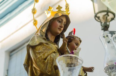 Nerja, İspanya - İspanya Kutsal şekilde aktarma Katolik töreni kutlaması katılan 16 Temmuz 2018 insanlar. 'Virgen del Carmen' azizi ve balıkçılar ve denizcilerin koruyucusu olduğunu