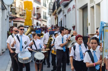 Nerja, İspanya - İspanya Kutsal şekilde aktarma Katolik töreni kutlaması katılan 16 Temmuz 2018 insanlar. 'Virgen del Carmen' azizi ve balıkçılar ve denizcilerin koruyucusu olduğunu