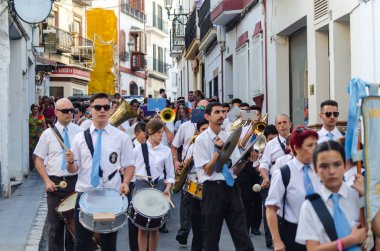 Nerja, İspanya - İspanya Kutsal şekilde aktarma Katolik töreni kutlaması katılan 16 Temmuz 2018 insanlar. 'Virgen del Carmen' azizi ve balıkçılar ve denizcilerin koruyucusu olduğunu