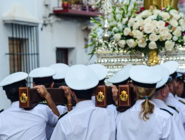 Nerja, İspanya - İspanya Kutsal şekilde aktarma Katolik töreni kutlaması katılan 16 Temmuz 2018 insanlar. 'Virgen del Carmen' azizi ve balıkçılar ve denizcilerin koruyucusu olduğunu