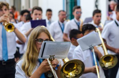 Nerja, İspanya - İspanya Kutsal şekilde aktarma Katolik töreni kutlaması katılan 16 Temmuz 2018 insanlar. 'Virgen del Carmen' azizi ve balıkçılar ve denizcilerin koruyucusu olduğunu