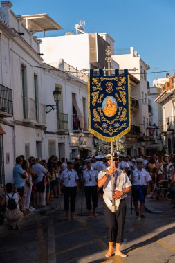 Nerja, İspanya - İspanya Kutsal şekilde aktarma Katolik töreni kutlaması katılan 16 Temmuz 2018 insanlar. 'Virgen del Carmen' azizi ve balıkçılar ve denizcilerin koruyucusu olduğunu
