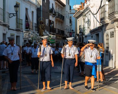 Nerja, İspanya - İspanya Kutsal şekilde aktarma Katolik töreni kutlaması katılan 16 Temmuz 2018 insanlar. 'Virgen del Carmen' azizi ve balıkçılar ve denizcilerin koruyucusu olduğunu