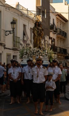 Nerja, İspanya - İspanya Kutsal şekilde aktarma Katolik töreni kutlaması katılan 16 Temmuz 2018 insanlar. 'Virgen del Carmen' azizi ve balıkçılar ve denizcilerin koruyucusu olduğunu