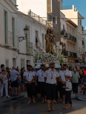 Nerja, İspanya - İspanya Kutsal şekilde aktarma Katolik töreni kutlaması katılan 16 Temmuz 2018 insanlar. 'Virgen del Carmen' azizi ve balıkçılar ve denizcilerin koruyucusu olduğunu