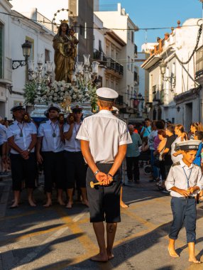 Nerja, İspanya - İspanya Kutsal şekilde aktarma Katolik töreni kutlaması katılan 16 Temmuz 2018 insanlar. 'Virgen del Carmen' azizi ve balıkçılar ve denizcilerin koruyucusu olduğunu