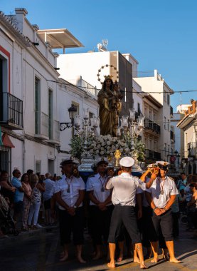 Nerja, İspanya - İspanya Kutsal şekilde aktarma Katolik töreni kutlaması katılan 16 Temmuz 2018 insanlar. 'Virgen del Carmen' azizi ve balıkçılar ve denizcilerin koruyucusu olduğunu