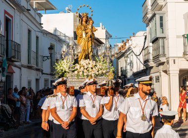 Nerja, İspanya - İspanya Kutsal şekilde aktarma Katolik töreni kutlaması katılan 16 Temmuz 2018 insanlar. 'Virgen del Carmen' azizi ve balıkçılar ve denizcilerin koruyucusu olduğunu