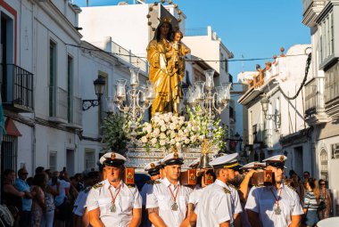 Nerja, İspanya - İspanya Kutsal şekilde aktarma Katolik töreni kutlaması katılan 16 Temmuz 2018 insanlar. 'Virgen del Carmen' azizi ve balıkçılar ve denizcilerin koruyucusu olduğunu
