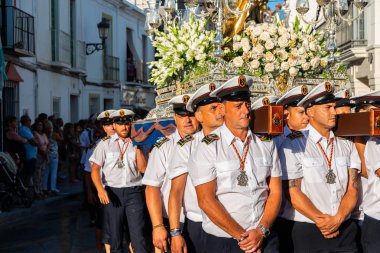 Nerja, İspanya - İspanya Kutsal şekilde aktarma Katolik töreni kutlaması katılan 16 Temmuz 2018 insanlar. 'Virgen del Carmen' azizi ve balıkçılar ve denizcilerin koruyucusu olduğunu