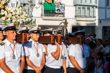 Nerja, İspanya - İspanya Kutsal şekilde aktarma Katolik töreni kutlaması katılan 16 Temmuz 2018 insanlar. 'Virgen del Carmen' azizi ve balıkçılar ve denizcilerin koruyucusu olduğunu