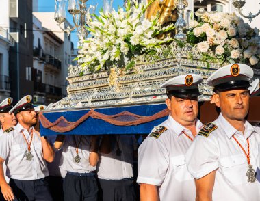 Nerja, İspanya - İspanya Kutsal şekilde aktarma Katolik töreni kutlaması katılan 16 Temmuz 2018 insanlar. 'Virgen del Carmen' azizi ve balıkçılar ve denizcilerin koruyucusu olduğunu