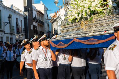 Nerja, İspanya - İspanya Kutsal şekilde aktarma Katolik töreni kutlaması katılan 16 Temmuz 2018 insanlar. 'Virgen del Carmen' azizi ve balıkçılar ve denizcilerin koruyucusu olduğunu