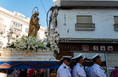 Nerja, İspanya - İspanya Kutsal şekilde aktarma Katolik töreni kutlaması katılan 16 Temmuz 2018 insanlar. 'Virgen del Carmen' azizi ve balıkçılar ve denizcilerin koruyucusu olduğunu