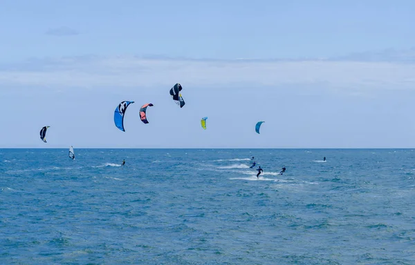 西班牙马拉加 2018年5月25日人们在一个多风的海湾里练习积极的运动 使用电动风筝挥手致意 — 图库照片