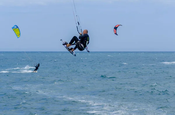 マラガ スペイン 2018 日人々 は活動的なスポーツの練習 波の乗馬風湾力凧を使用して — ストック写真