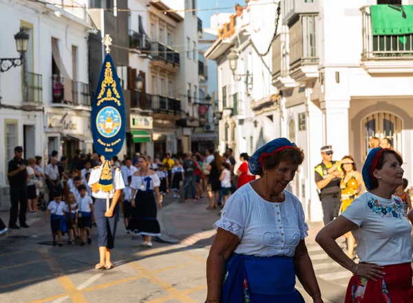 Nerja, İspanya - İspanya Kutsal şekilde aktarma Katolik töreni kutlaması katılan 16 Temmuz 2018 insanlar. 'Virgen del Carmen' azizi ve balıkçılar ve denizcilerin koruyucusu olduğunu