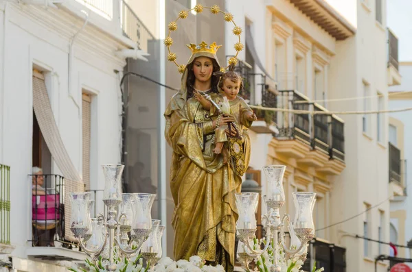 Nerja, İspanya - İspanya Kutsal şekilde aktarma Katolik töreni kutlaması katılan 16 Temmuz 2018 insanlar. 'Virgen del Carmen' azizi ve balıkçılar ve denizcilerin koruyucusu olduğunu