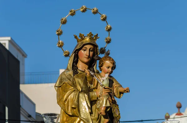 Nerja, İspanya - İspanya Kutsal şekilde aktarma Katolik töreni kutlaması katılan 16 Temmuz 2018 insanlar. 'Virgen del Carmen' azizi ve balıkçılar ve denizcilerin koruyucusu olduğunu