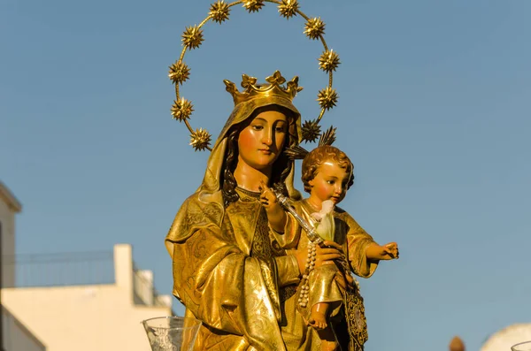 Nerja, İspanya - İspanya Kutsal şekilde aktarma Katolik töreni kutlaması katılan 16 Temmuz 2018 insanlar. 'Virgen del Carmen' azizi ve balıkçılar ve denizcilerin koruyucusu olduğunu