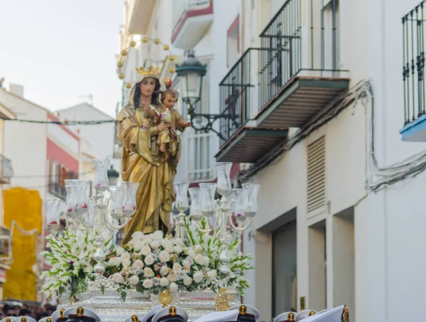 Nerja, İspanya - İspanya Kutsal şekilde aktarma Katolik töreni kutlaması katılan 16 Temmuz 2018 insanlar. 'Virgen del Carmen' azizi ve balıkçılar ve denizcilerin koruyucusu olduğunu