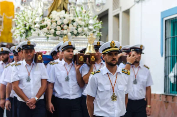 Nerja, İspanya - İspanya Kutsal şekilde aktarma Katolik töreni kutlaması katılan 16 Temmuz 2018 insanlar. 'Virgen del Carmen' azizi ve balıkçılar ve denizcilerin koruyucusu olduğunu