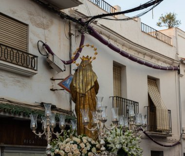Nerja, İspanya - İspanya Kutsal şekilde aktarma Katolik töreni kutlaması katılan 16 Temmuz 2018 insanlar. 'Virgen del Carmen' azizi ve balıkçılar ve denizcilerin koruyucusu olduğunu