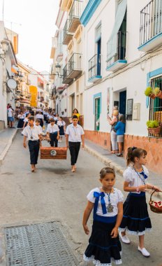 Nerja, İspanya - İspanya Kutsal şekilde aktarma Katolik töreni kutlaması katılan 16 Temmuz 2018 insanlar. 'Virgen del Carmen' azizi ve balıkçılar ve denizcilerin koruyucusu olduğunu