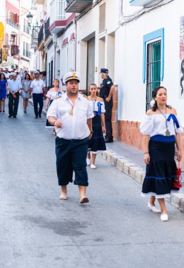 Nerja, İspanya - İspanya Kutsal şekilde aktarma Katolik töreni kutlaması katılan 16 Temmuz 2018 insanlar. 'Virgen del Carmen' azizi ve balıkçılar ve denizcilerin koruyucusu olduğunu