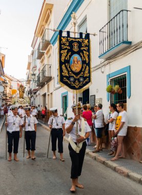 Nerja, İspanya - İspanya Kutsal şekilde aktarma Katolik töreni kutlaması katılan 16 Temmuz 2018 insanlar. 'Virgen del Carmen' azizi ve balıkçılar ve denizcilerin koruyucusu olduğunu