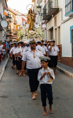 Nerja, İspanya - İspanya Kutsal şekilde aktarma Katolik töreni kutlaması katılan 16 Temmuz 2018 insanlar. 'Virgen del Carmen' azizi ve balıkçılar ve denizcilerin koruyucusu olduğunu