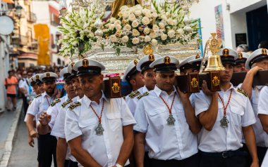 Nerja, İspanya - İspanya Kutsal şekilde aktarma Katolik töreni kutlaması katılan 16 Temmuz 2018 insanlar. 'Virgen del Carmen' azizi ve balıkçılar ve denizcilerin koruyucusu olduğunu