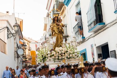 Nerja, İspanya - İspanya Kutsal şekilde aktarma Katolik töreni kutlaması katılan 16 Temmuz 2018 insanlar. 'Virgen del Carmen' azizi ve balıkçılar ve denizcilerin koruyucusu olduğunu