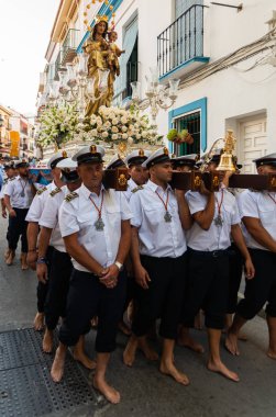 Nerja, İspanya - İspanya Kutsal şekilde aktarma Katolik töreni kutlaması katılan 16 Temmuz 2018 insanlar. 'Virgen del Carmen' azizi ve balıkçılar ve denizcilerin koruyucusu olduğunu