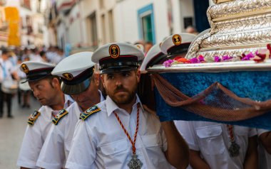 Nerja, İspanya - İspanya Kutsal şekilde aktarma Katolik töreni kutlaması katılan 16 Temmuz 2018 insanlar. 'Virgen del Carmen' azizi ve balıkçılar ve denizcilerin koruyucusu olduğunu