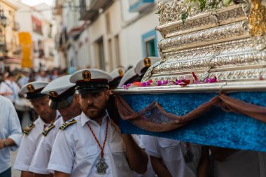 Nerja, İspanya - İspanya Kutsal şekilde aktarma Katolik töreni kutlaması katılan 16 Temmuz 2018 insanlar. 'Virgen del Carmen' azizi ve balıkçılar ve denizcilerin koruyucusu olduğunu