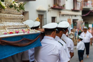 Nerja, İspanya - İspanya Kutsal şekilde aktarma Katolik töreni kutlaması katılan 16 Temmuz 2018 insanlar. 'Virgen del Carmen' azizi ve balıkçılar ve denizcilerin koruyucusu olduğunu