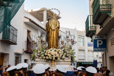 Nerja, İspanya - İspanya Kutsal şekilde aktarma Katolik töreni kutlaması katılan 16 Temmuz 2018 insanlar. 'Virgen del Carmen' azizi ve balıkçılar ve denizcilerin koruyucusu olduğunu