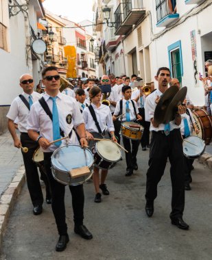 Nerja, İspanya - İspanya Kutsal şekilde aktarma Katolik töreni kutlaması katılan 16 Temmuz 2018 insanlar. 'Virgen del Carmen' azizi ve balıkçılar ve denizcilerin koruyucusu olduğunu