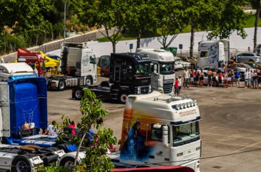 Torrox, İspanya - 22 Temmuz 2018 göster: ziyaretçiler, traktör birimlerinin güçlü makineleri bir Endülüs kasaba meydanında toplandı