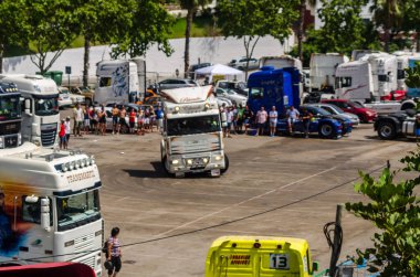 Torrox, İspanya - 22 Temmuz 2018 göster: ziyaretçiler, traktör birimlerinin güçlü makineleri bir Endülüs kasaba meydanında toplandı
